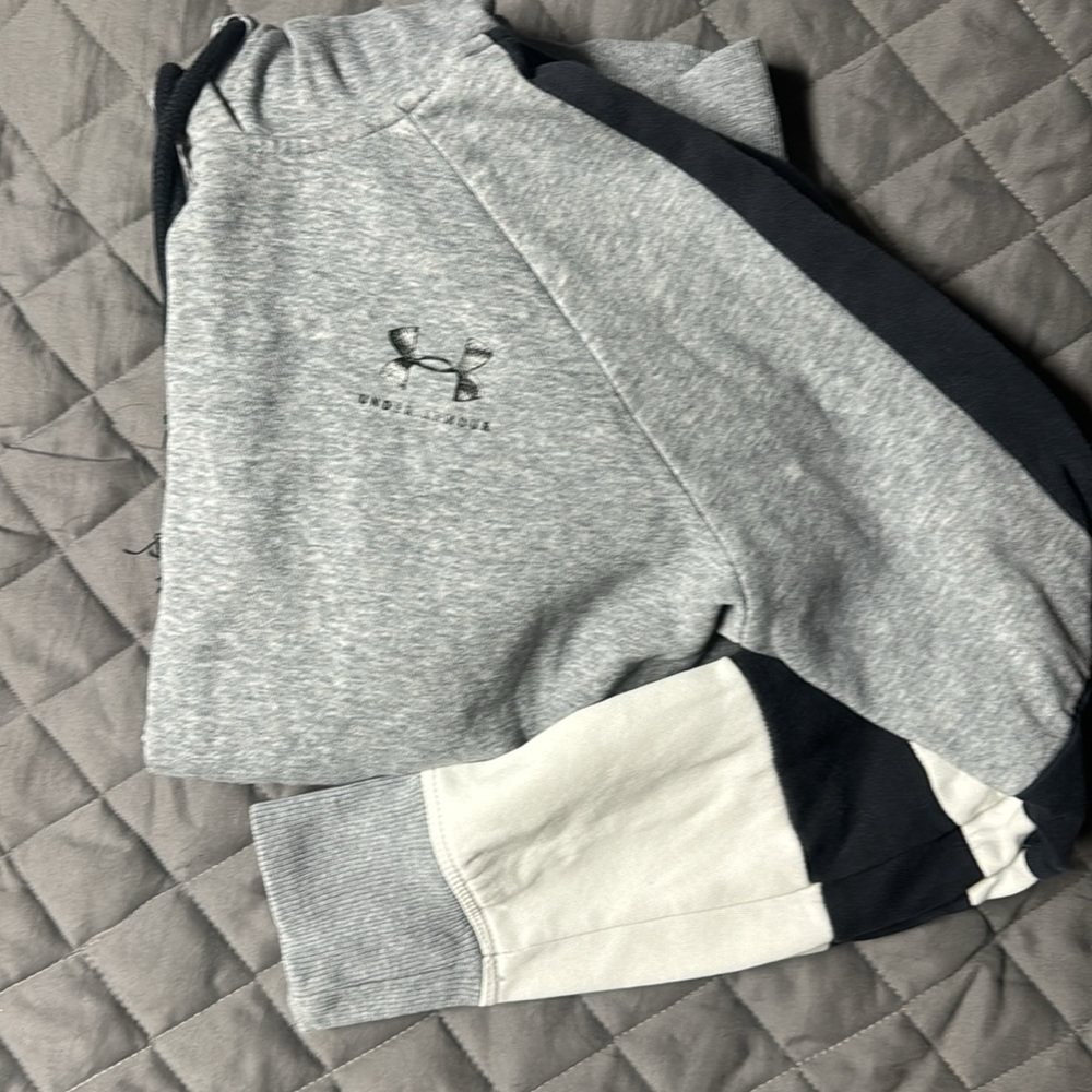 Women’s Under Armour hooded sweatshirt. - Picture 3 of 3